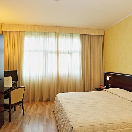 Hotel Visconti Cardano Al Campo Eksteriør billede