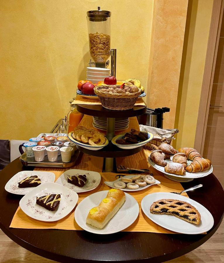 Hotel Visconti Cardano Al Campo Eksteriør billede