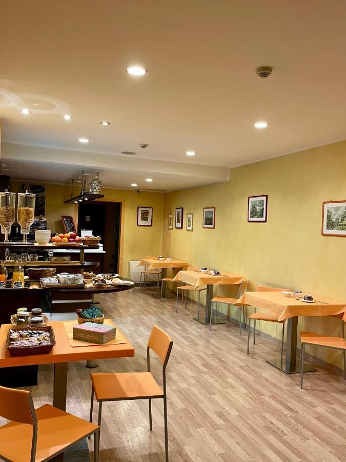 Hotel Visconti Cardano Al Campo Eksteriør billede
