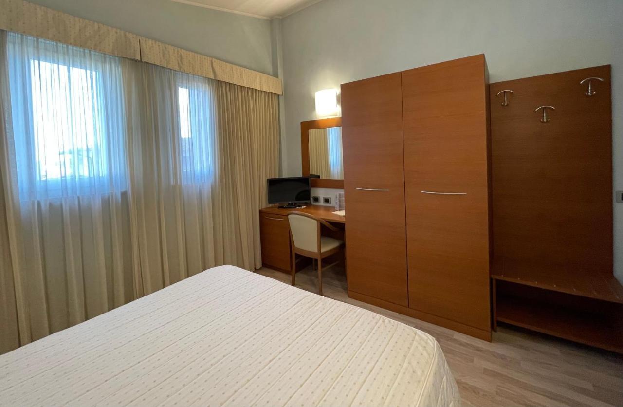 Hotel Visconti Cardano Al Campo Eksteriør billede