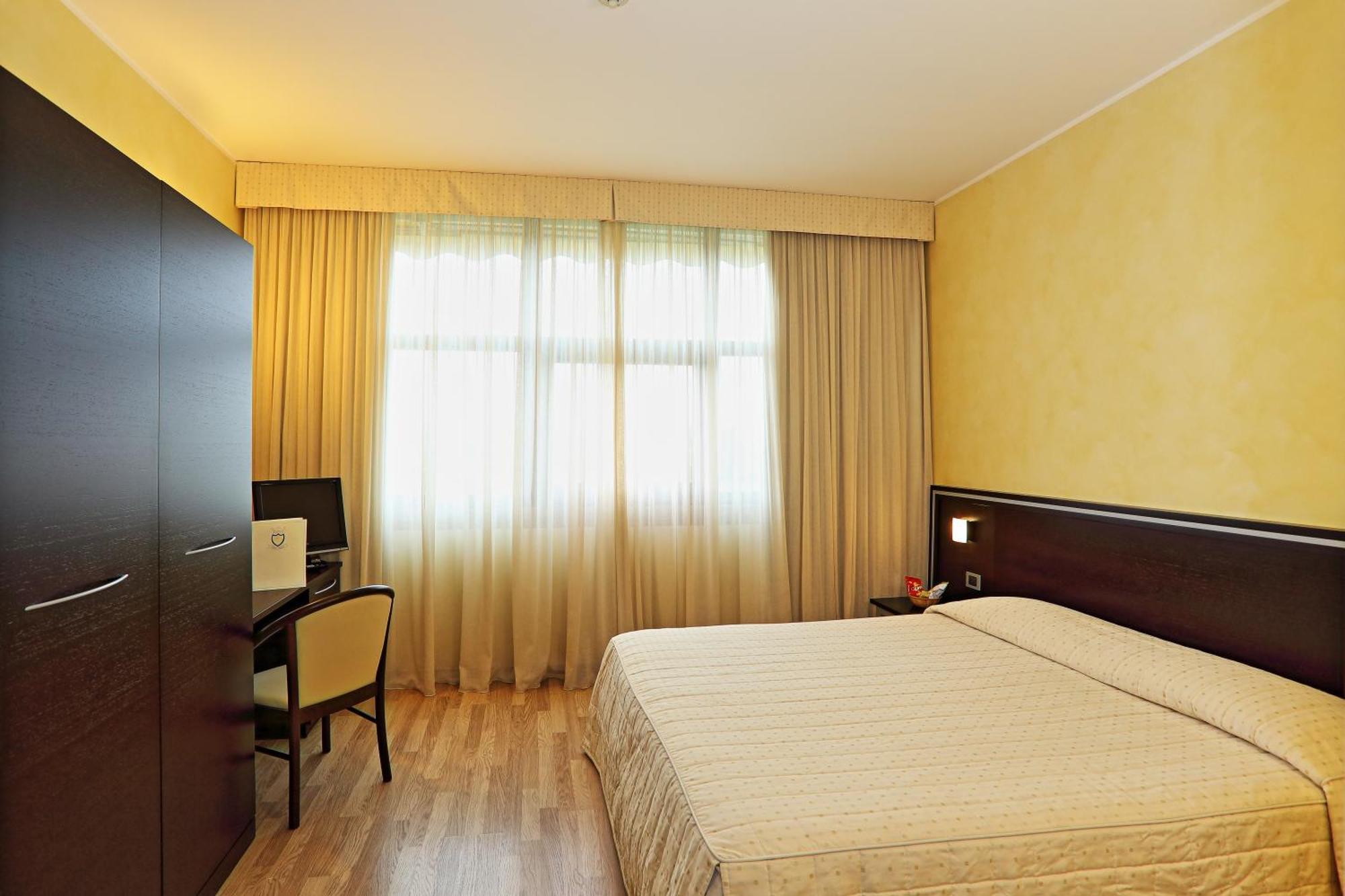 Hotel Visconti Cardano Al Campo Eksteriør billede