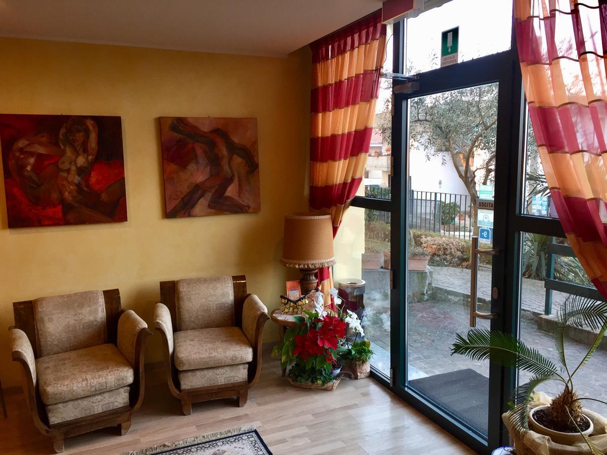 Hotel Visconti Cardano Al Campo Eksteriør billede