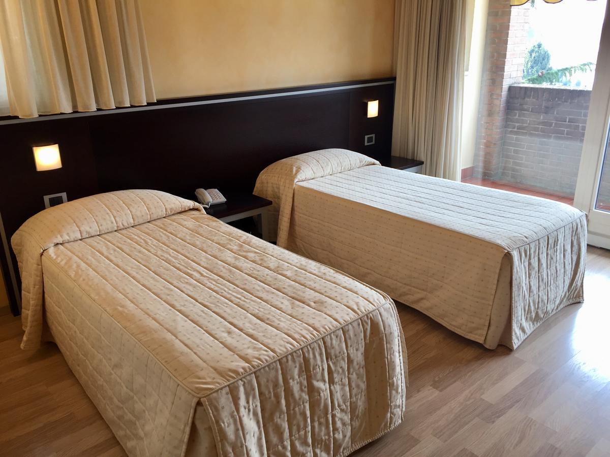 Hotel Visconti Cardano Al Campo Eksteriør billede