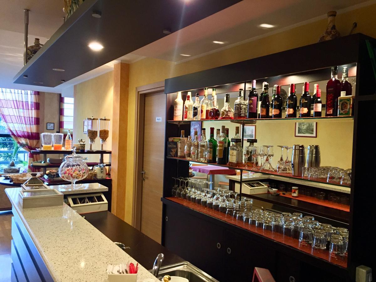 Hotel Visconti Cardano Al Campo Eksteriør billede