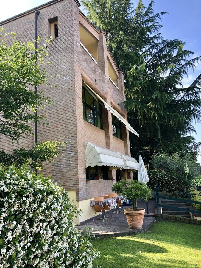 Hotel Visconti Cardano Al Campo Eksteriør billede