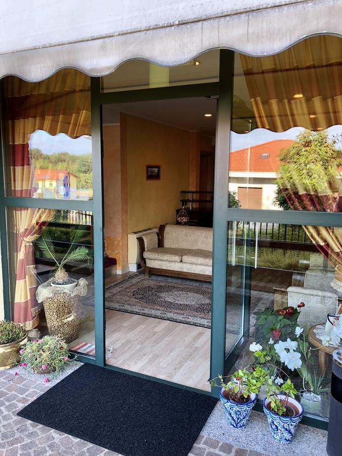 Hotel Visconti Cardano Al Campo Eksteriør billede