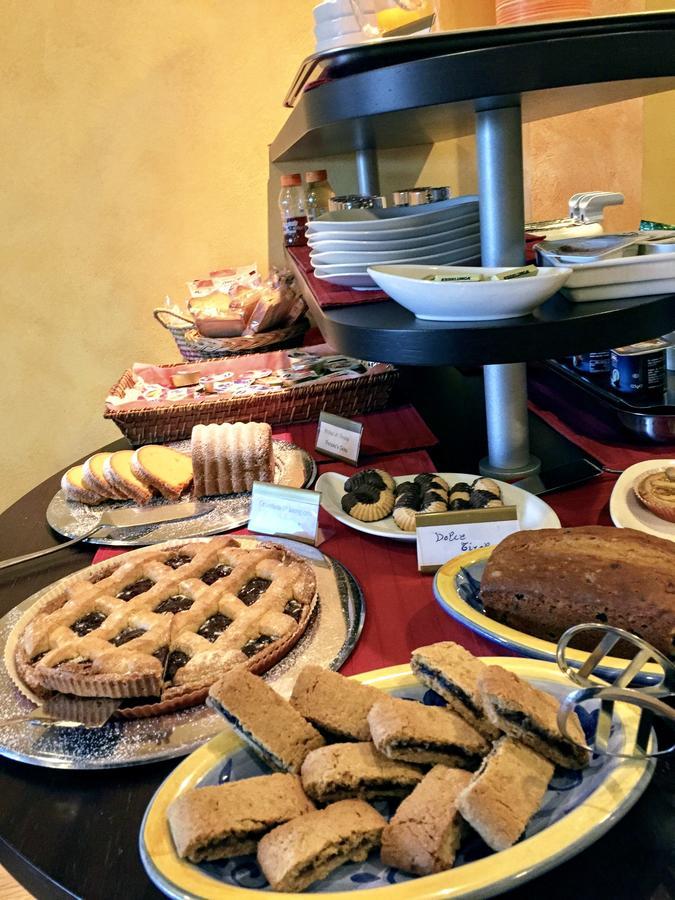 Hotel Visconti Cardano Al Campo Eksteriør billede