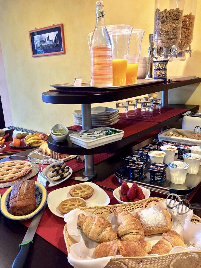 Hotel Visconti Cardano Al Campo Eksteriør billede