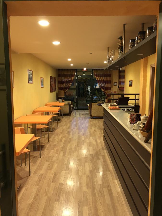 Hotel Visconti Cardano Al Campo Eksteriør billede