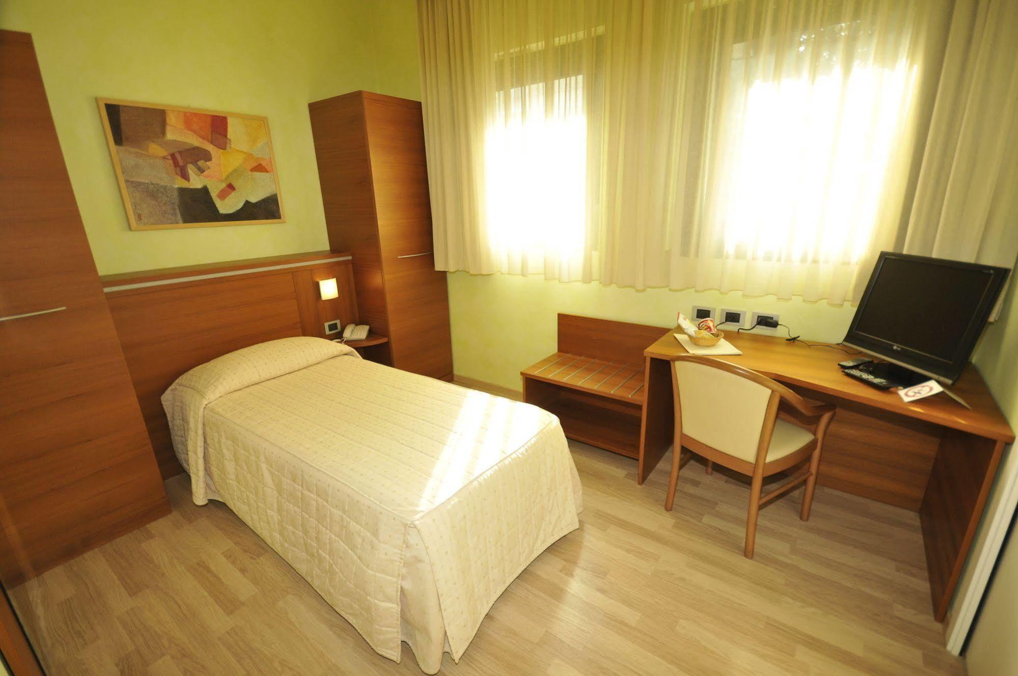 Hotel Visconti Cardano Al Campo Eksteriør billede