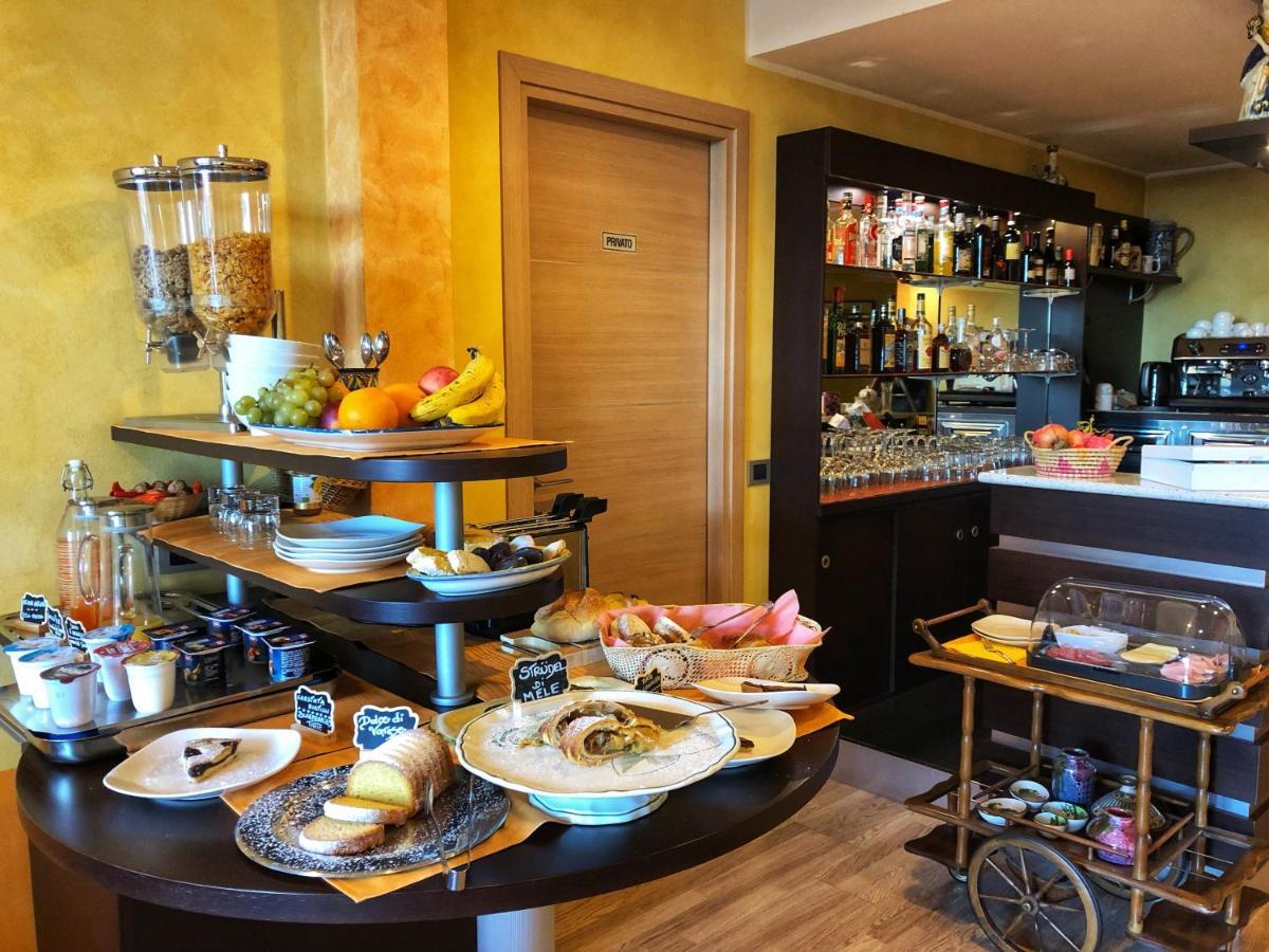 Hotel Visconti Cardano Al Campo Eksteriør billede